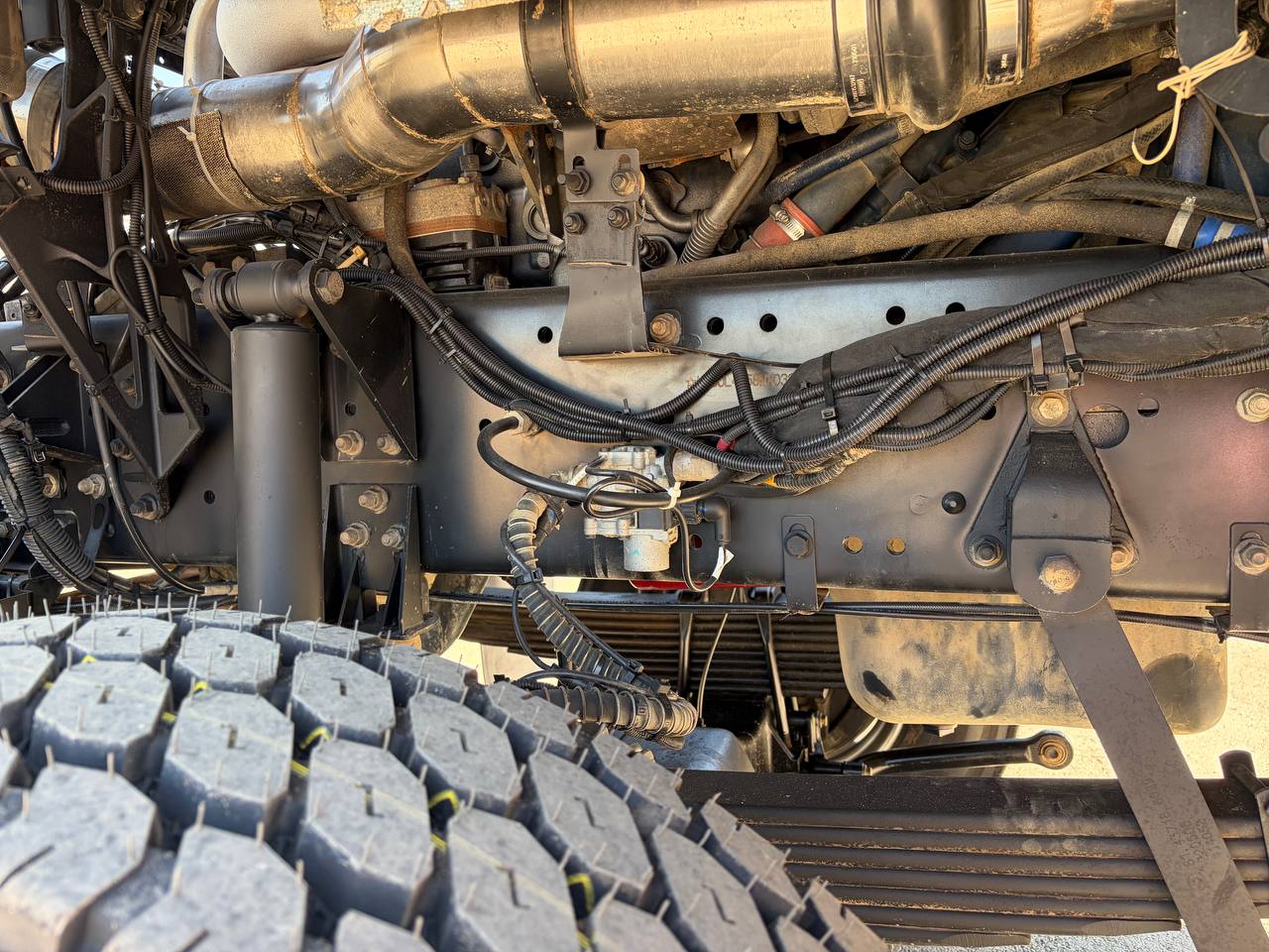 Седельный тягач Shacman X3000 SX42586V385 6x6 в Екатеринбурге