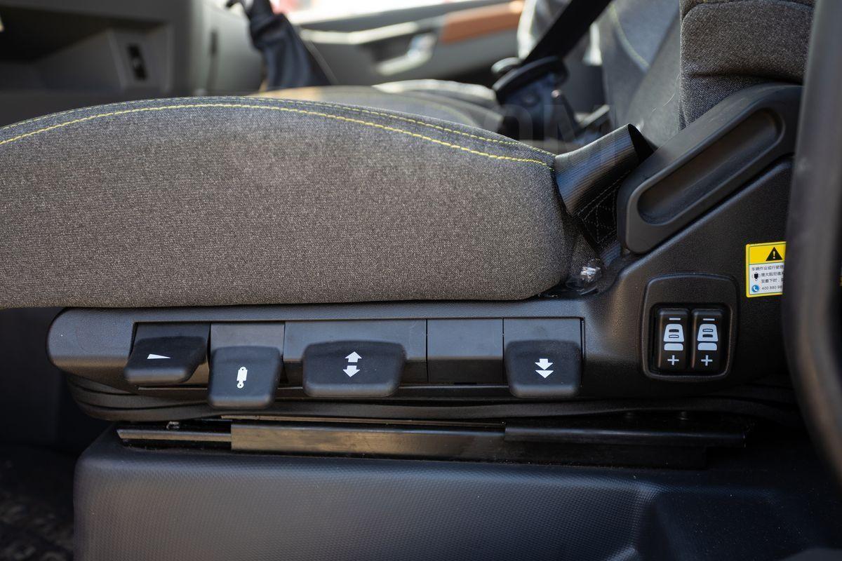 Седельный тягач с КМУ Shacman SX42584V385 в Екатеринбурге